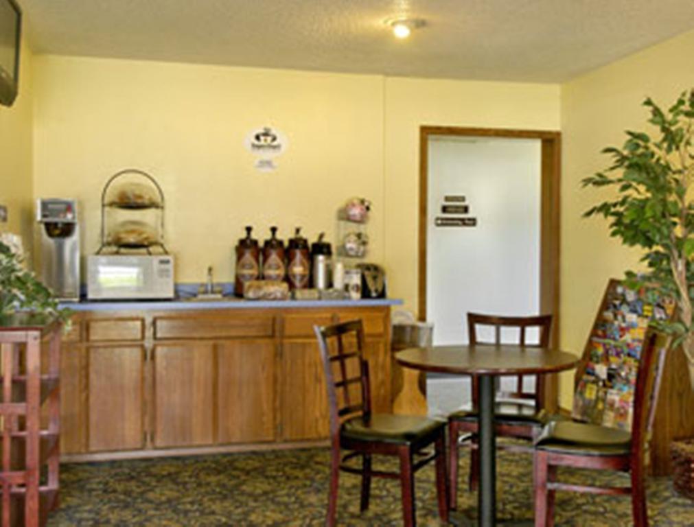 Super 8 by Wyndham Willows Restauracja zdjęcie